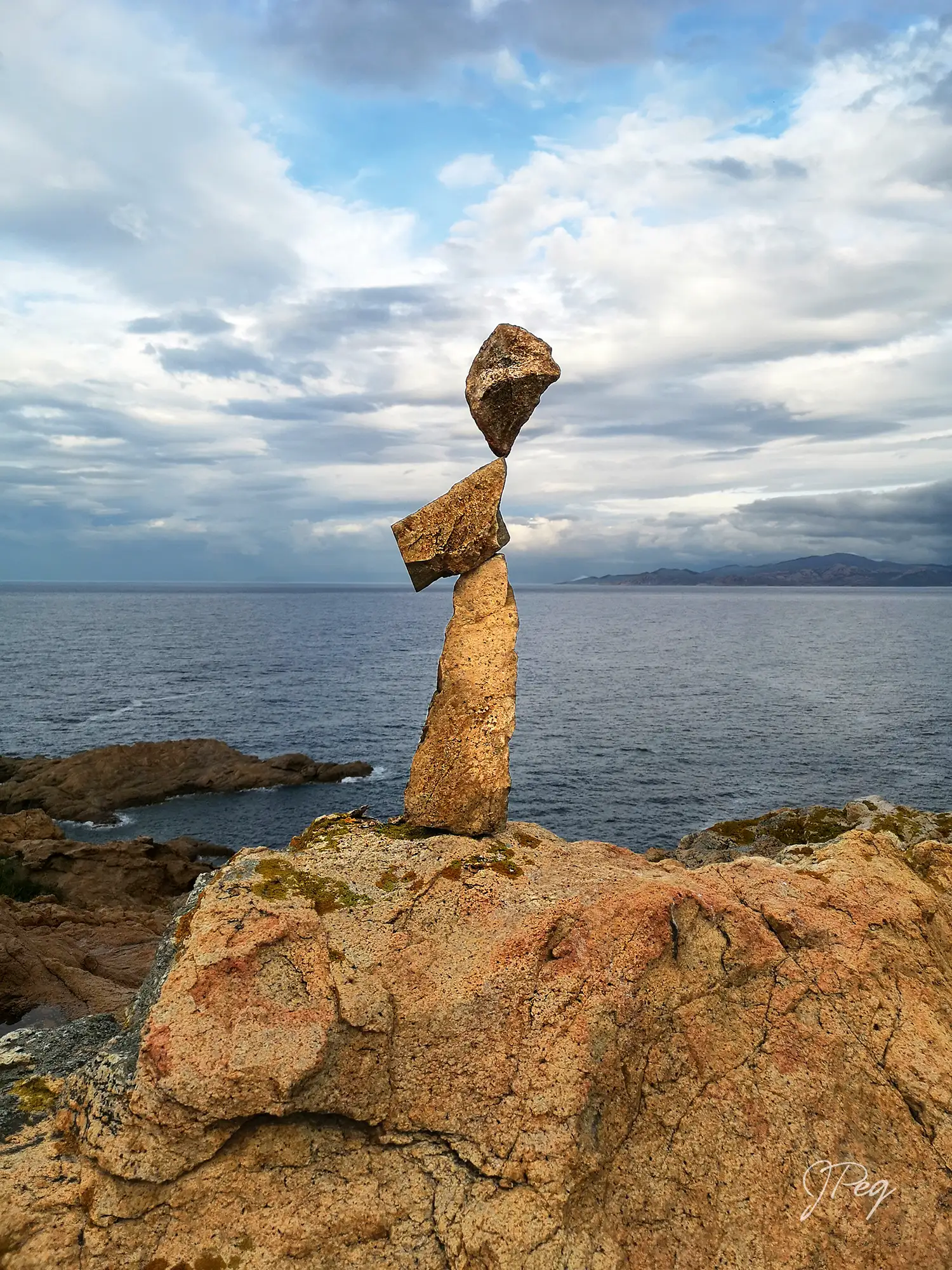 Scultura rocciosa in equilibrio sul mare