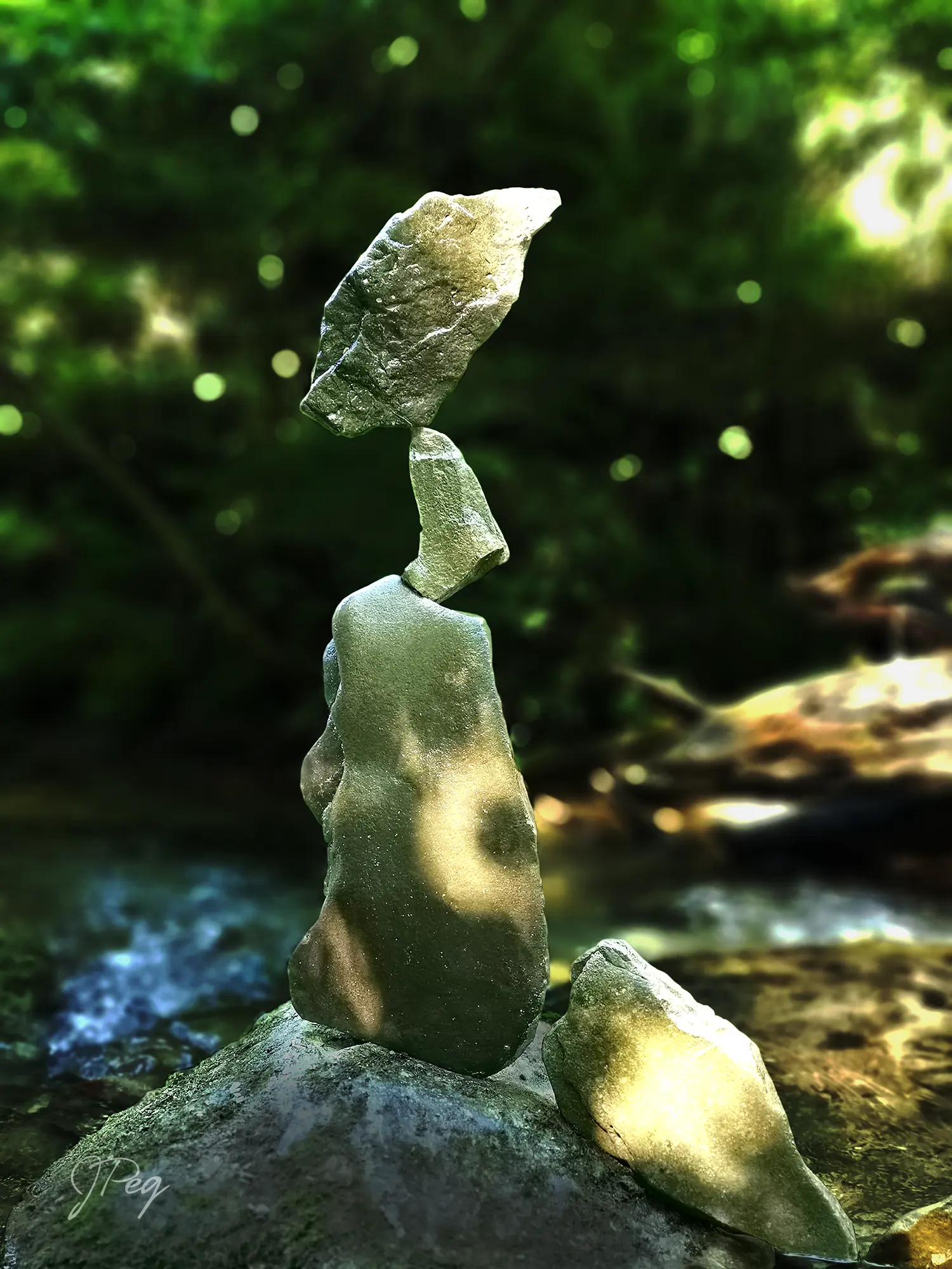 Pietre equilibrate in un ambiente naturale sereno