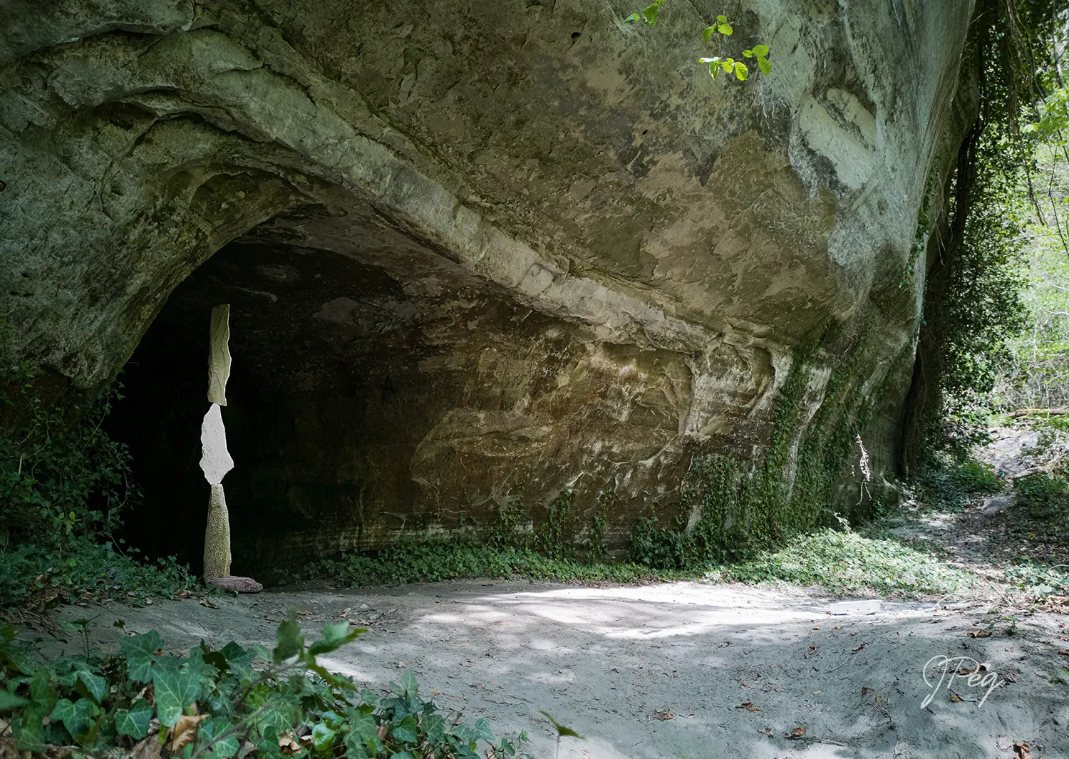 Scultura in pietra all'interno dell'ingresso di una grotta naturale