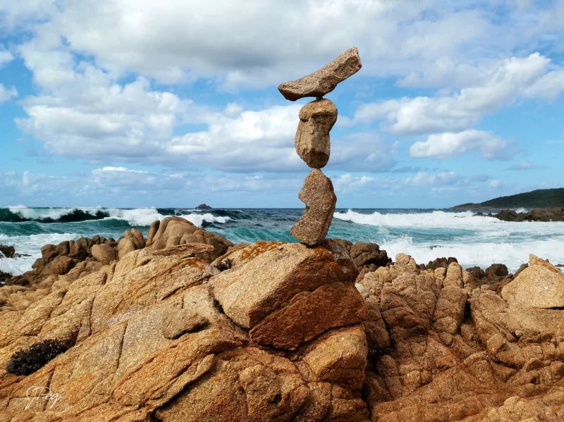 Scultura rocciosa in equilibrio con le onde dell'oceano