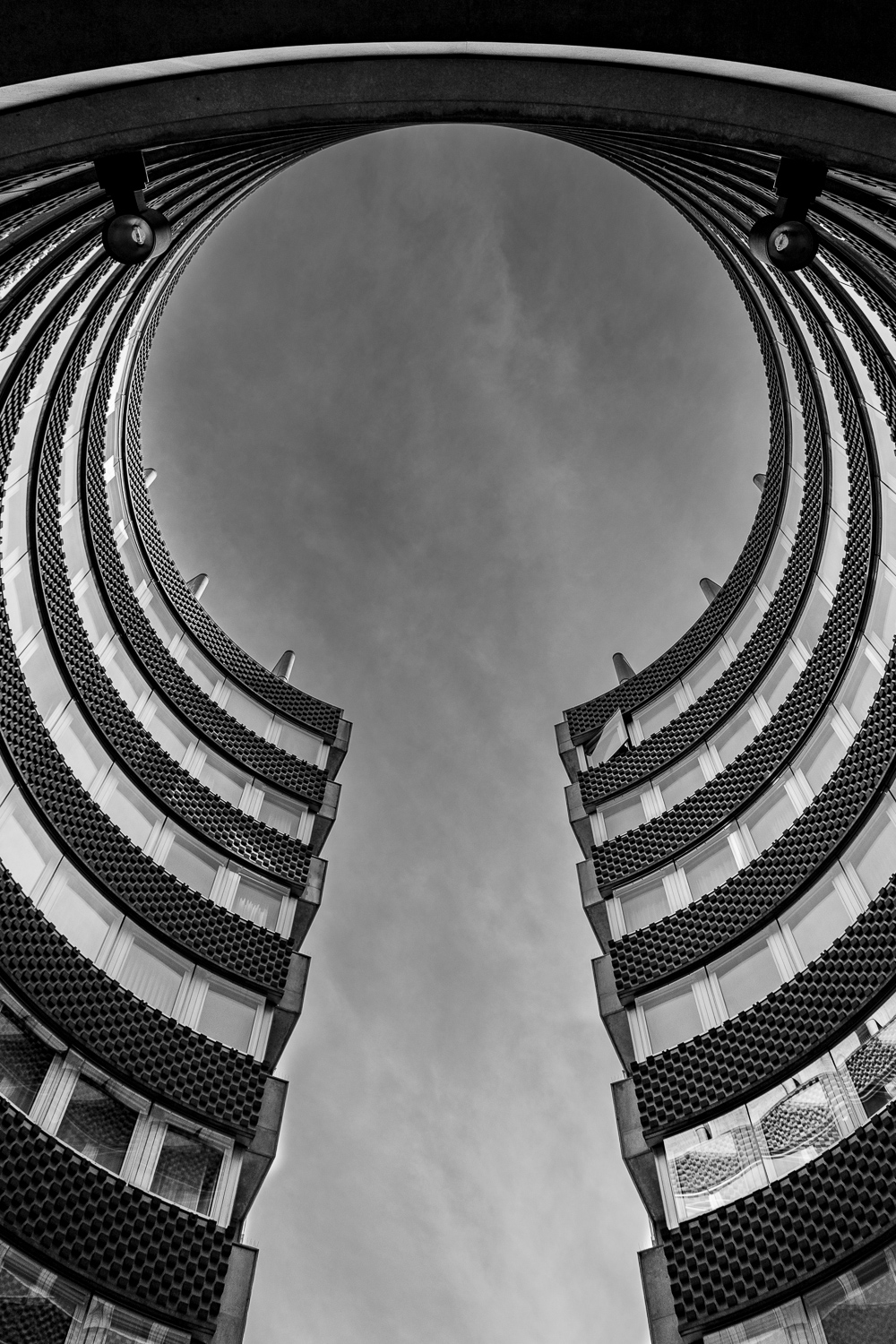 Perspective d'un bâtiment courbe en noir et blanc