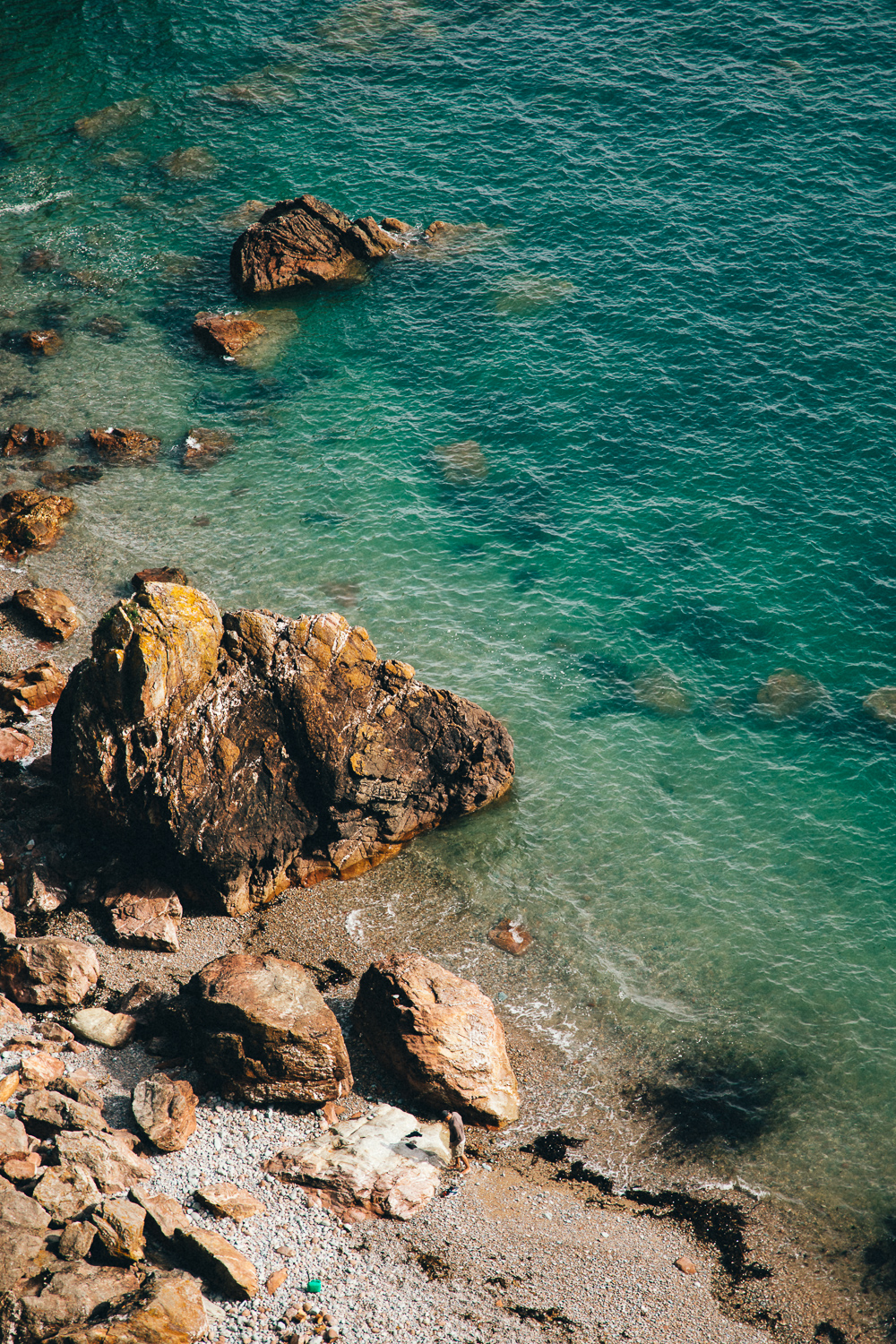 Costa rocciosa con acqua limpida e turchese
