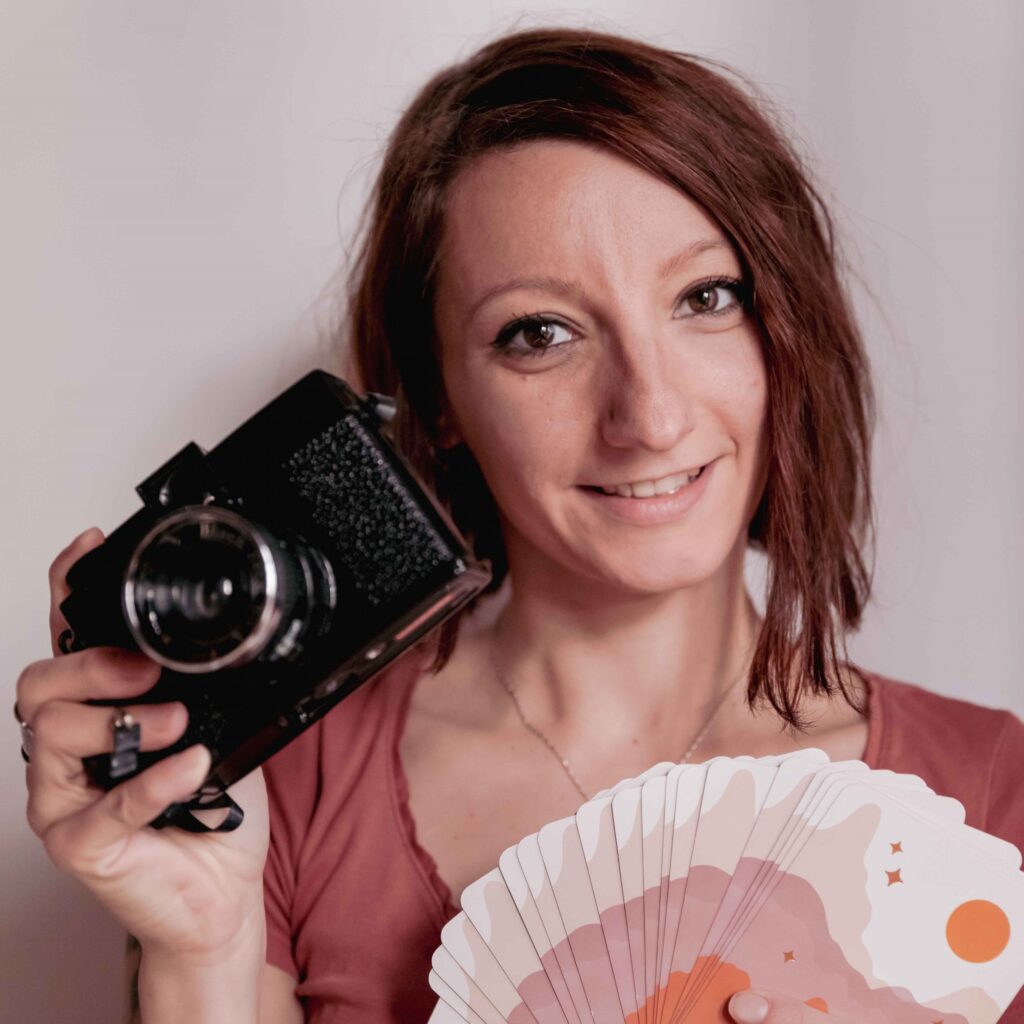 Donna con macchina fotografica e carte colorate