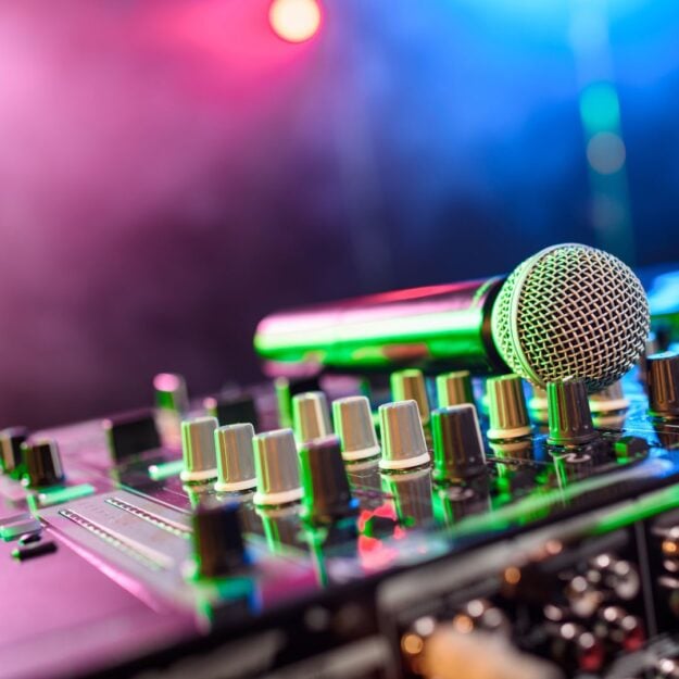 DJ Pisino disponible à la réservation