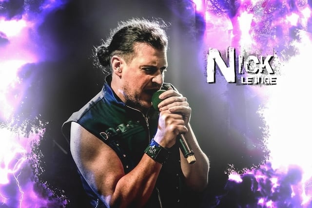 Cantante rock che si esibisce con passione sul palco