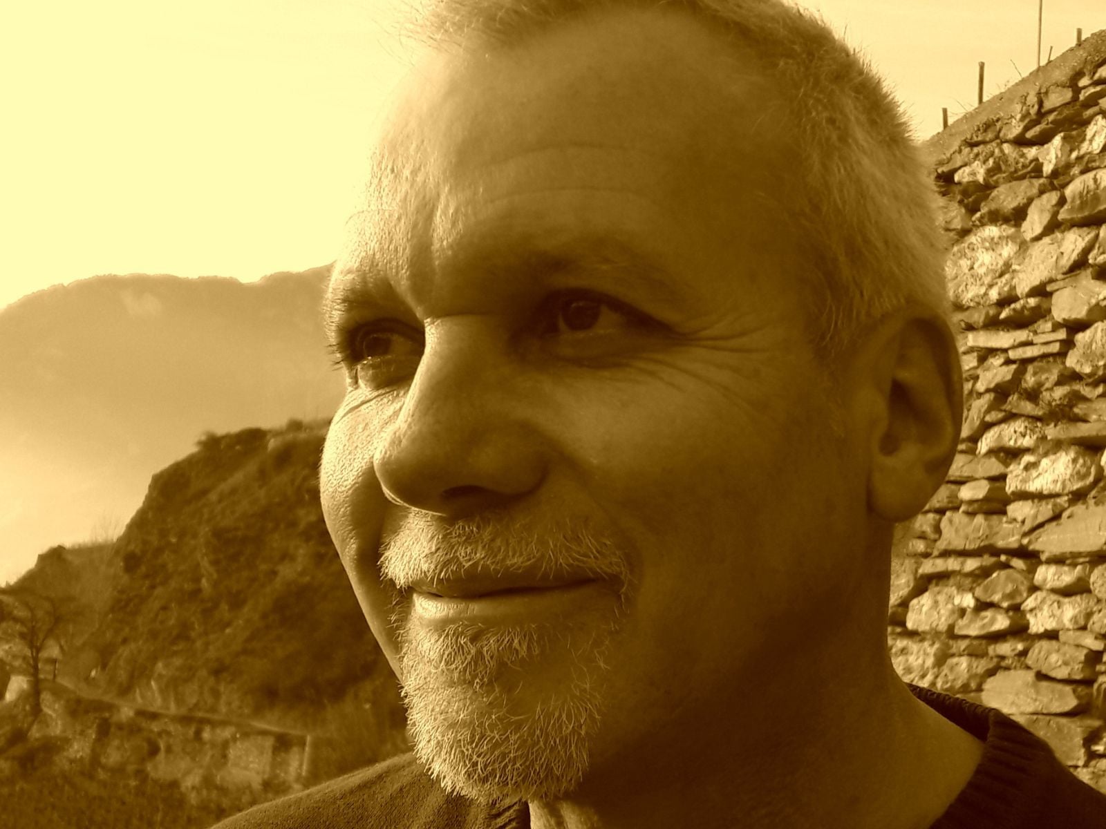 Ritratto in primo piano in tonalità seppia di un uomo anziano all'aperto